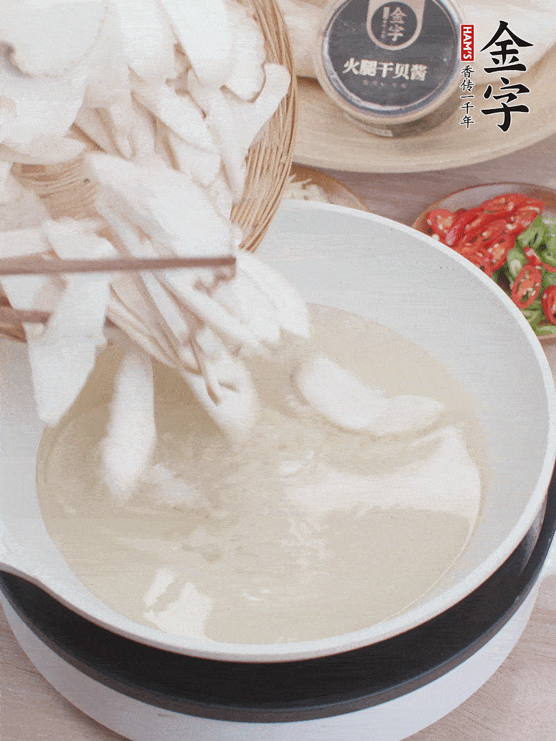 杏鮑菇切成片，油溫7層熱炸2分鐘。