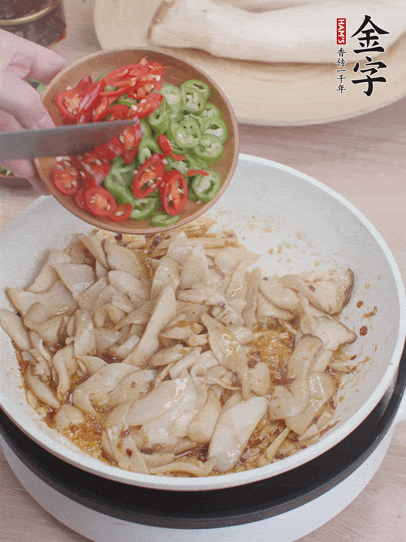 下杏鮑菇、青紅辣椒炒出香味。