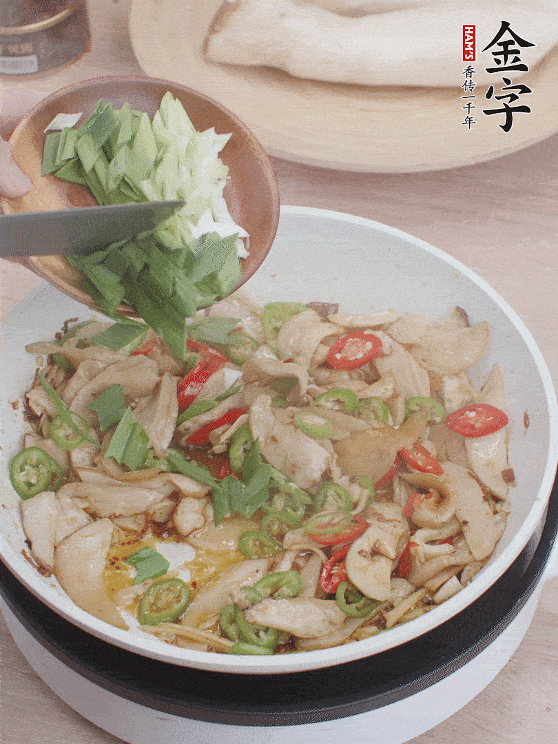 淋少許料酒、最后放大蒜葉。