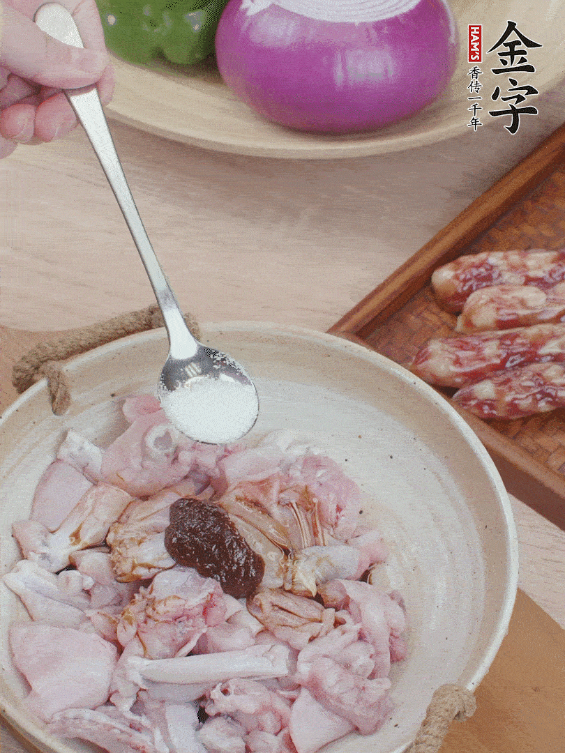 牛蛙塊加1勺柱候醬、1勺生抽、1/3勺白砂糖腌漬20分鐘。