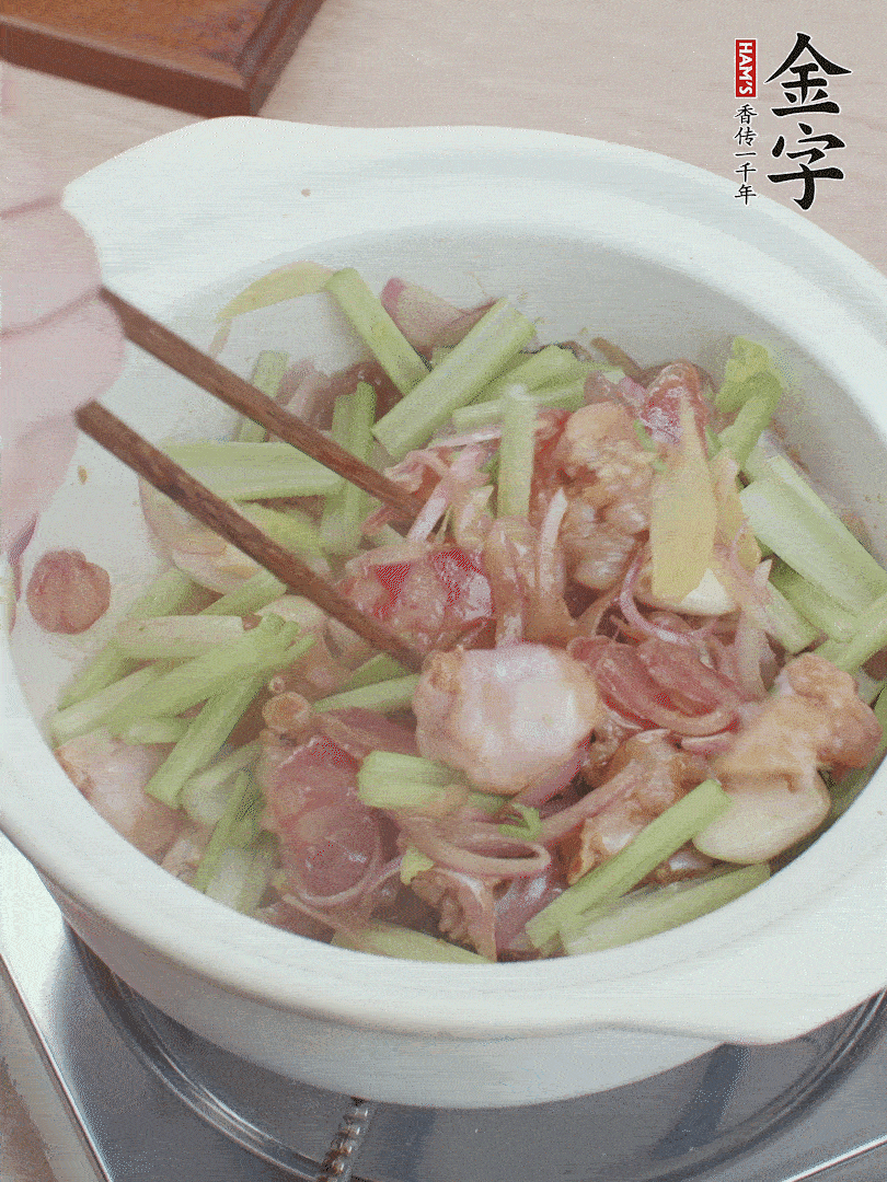 下牛蛙、芹菜、香腸翻炒。