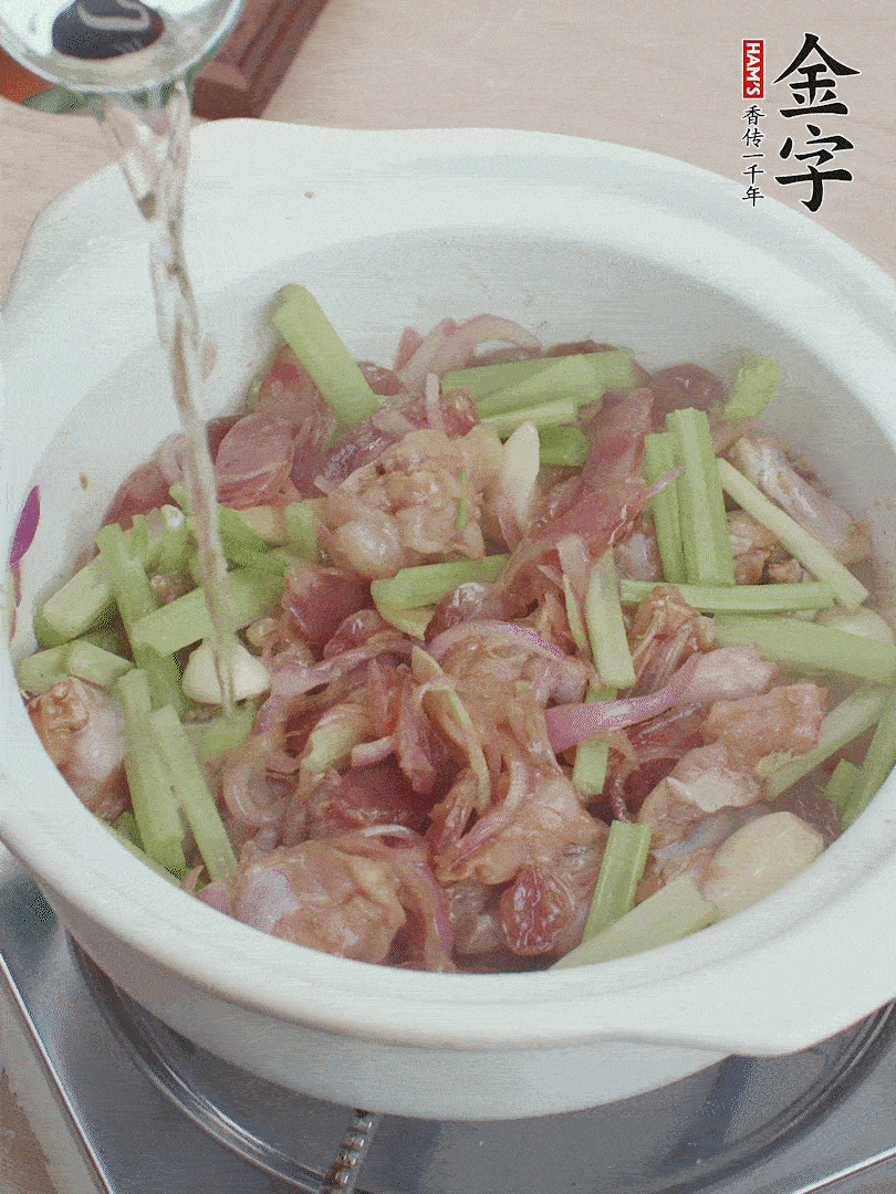 牛蛙變色后，淋點啤酒，加蓋后調(diào)小火燜10分鐘。