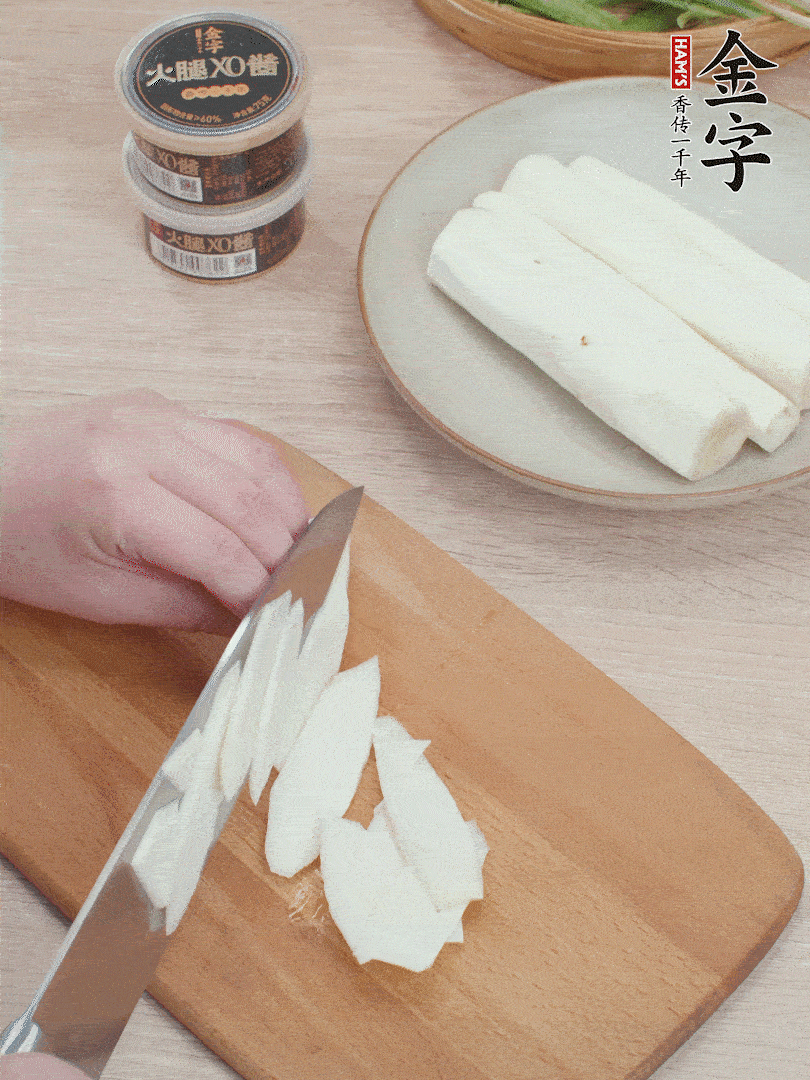 鐵棍山藥去皮，斜刀切片。