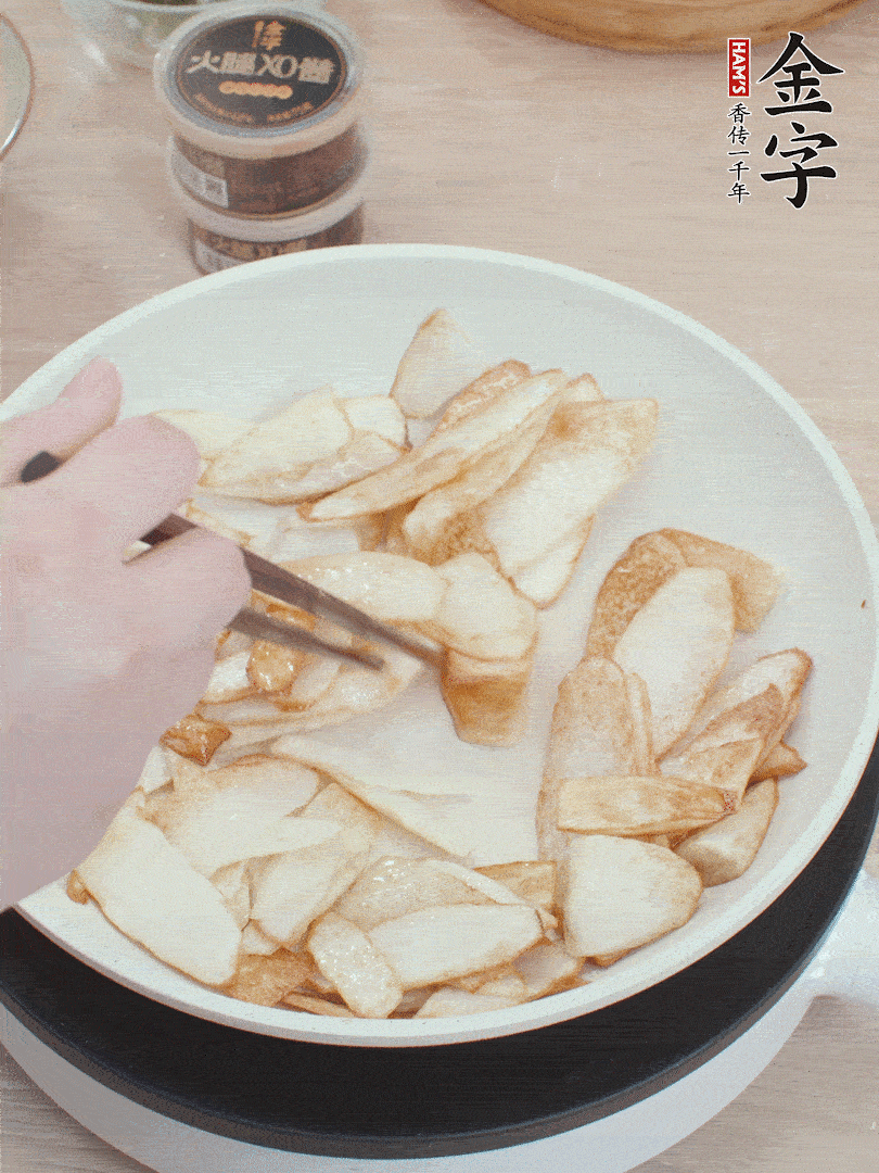 鍋中熱油，山藥煎至兩面金黃。