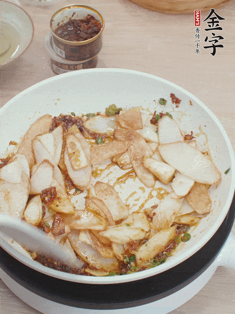 下山藥炒勻，撒蔥花。