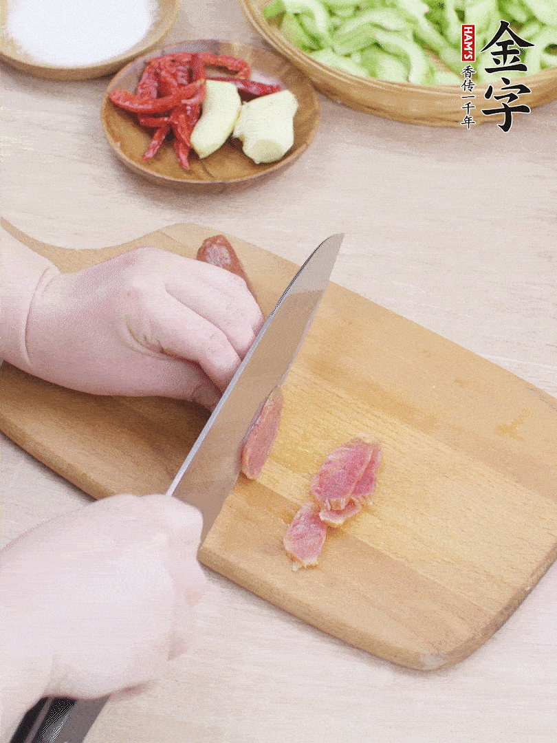 金字土香腸水煮10分鐘，切薄片。