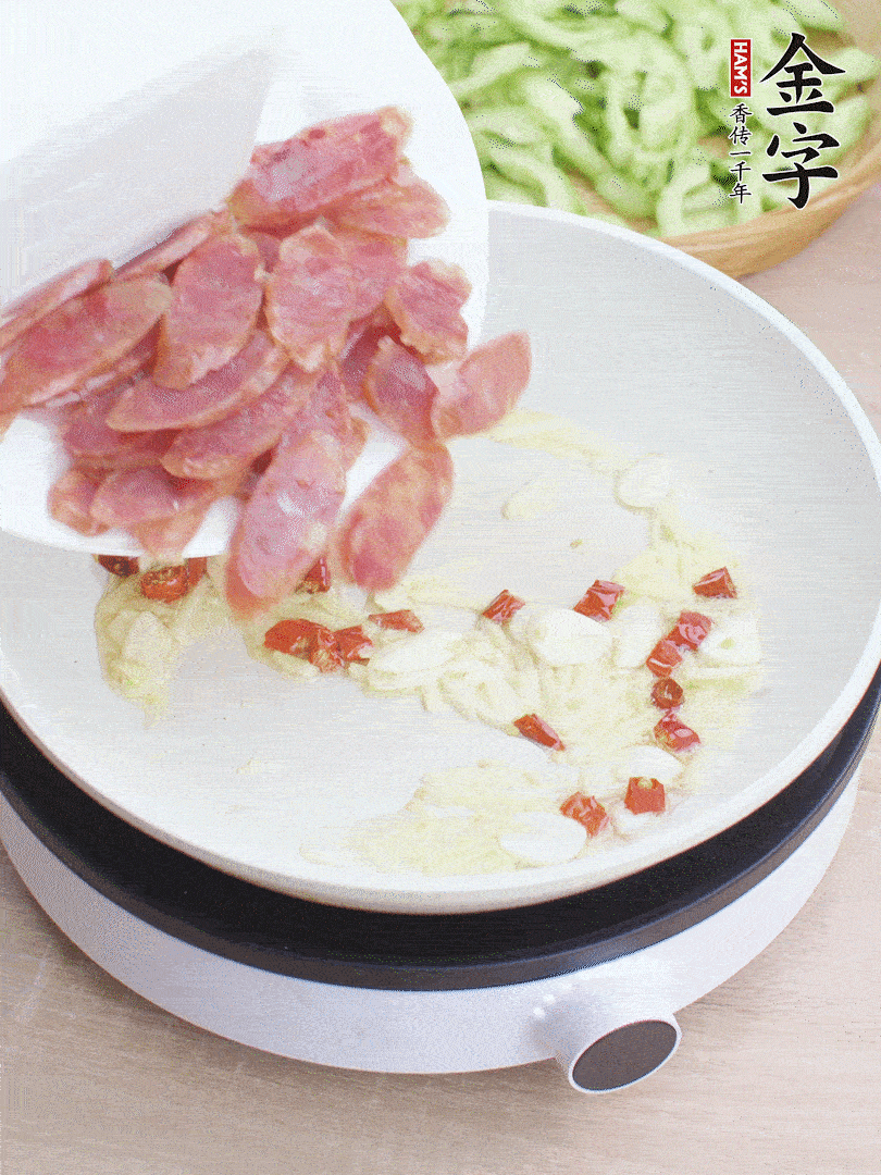 油5成熱時，姜、蒜、辣椒爆香。