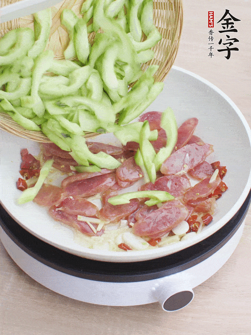 下香腸煸出油脂，放黃瓜翻炒。