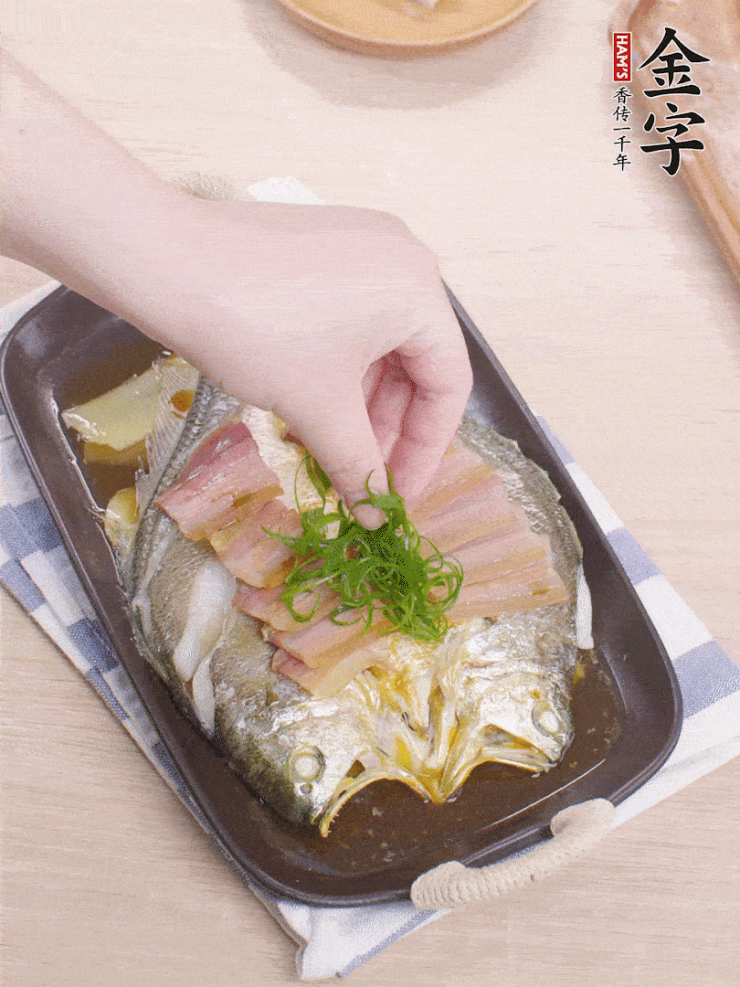 取出姜蔥，淋2勺蒸魚豉油，擺蔥絲。