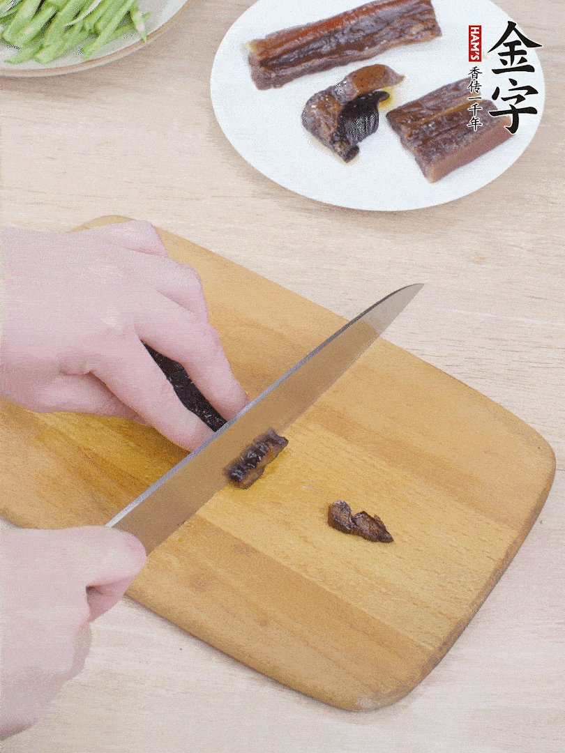 提前煮好的金字醬油肉切片。
