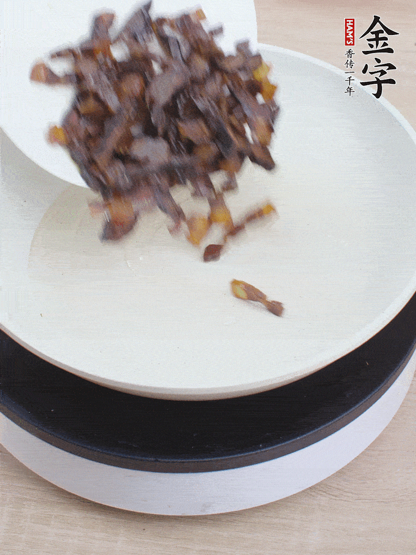 油熱倒醬油肉，編出香味。