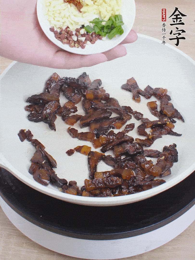 下蔥姜蒜、干辣椒、花椒粒炒香。