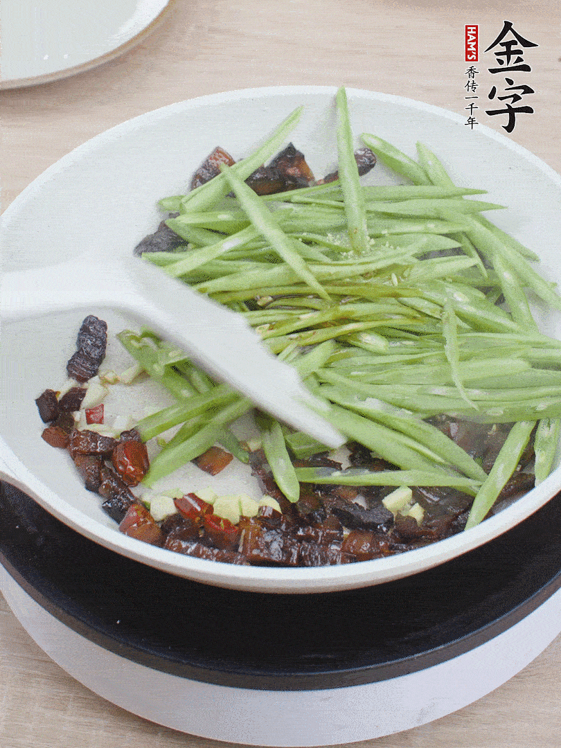 下豆角，生抽、雞精調(diào)味，炒到斷生。