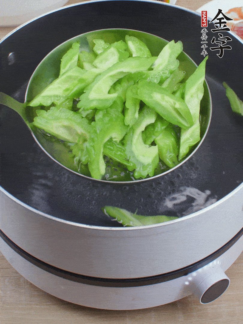 苦瓜去瓤切小塊，開水中加鹽汆燙30秒。