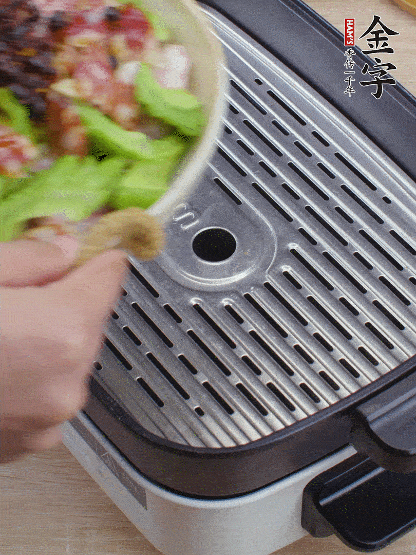 小排、苦瓜、香腸依次碼入，撒上豆豉蒸25分鐘。