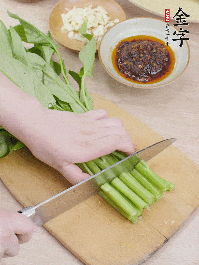 空心菜切段，大蒜拍碎切末。