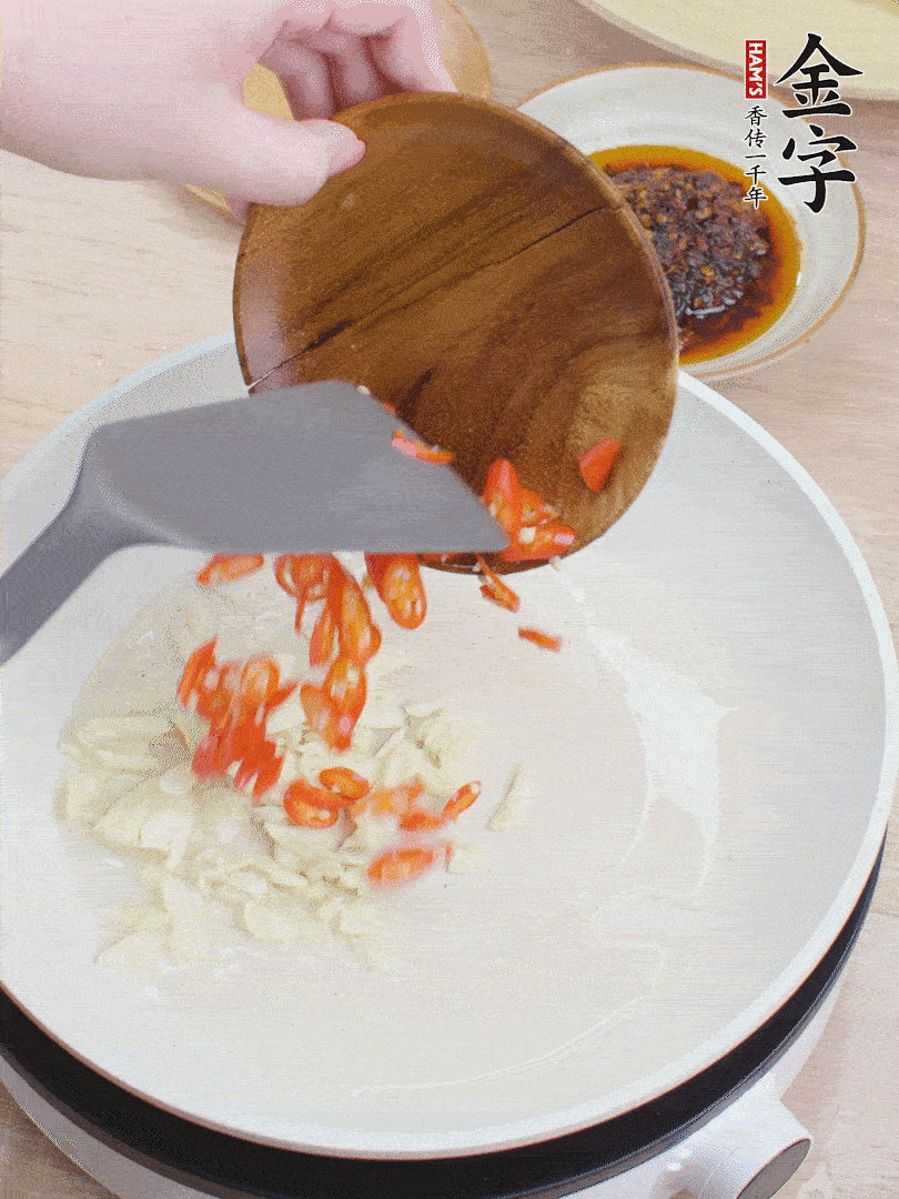 油熱煸香蒜末、辣椒。