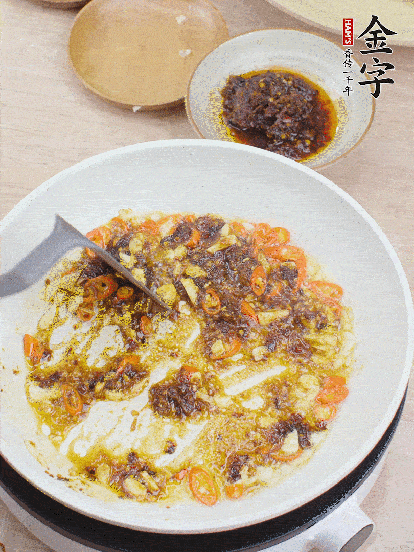 金字火腿干貝醬1勺翻炒均勻。