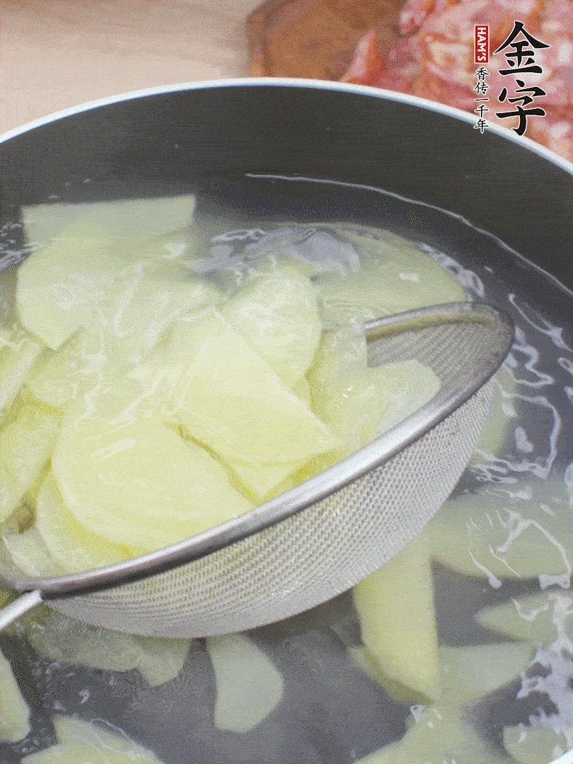 土豆去皮切片，汆燙1分鐘。香腸切薄片。