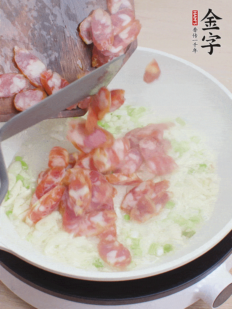 油5成熱，蒜末、蔥白爆香，下香腸炒出香味。