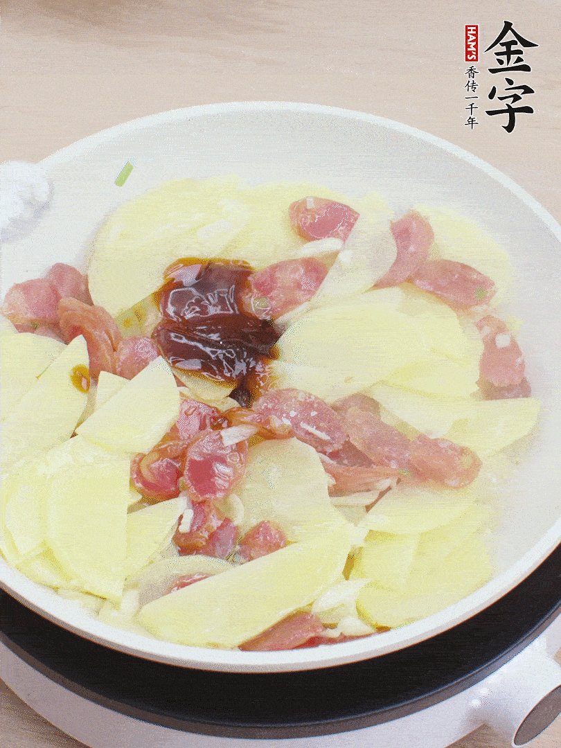 下土豆片，1勺生抽、1勺蠔油、1/3勺鹽、1/3勺糖炒至入味。