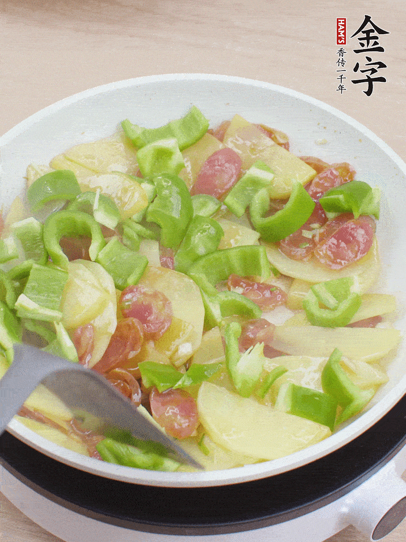 下辣椒翻炒1分鐘。