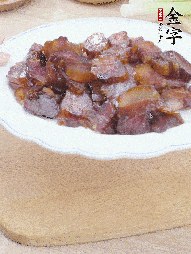 金字醬油肉水煮15分鐘，切薄片。