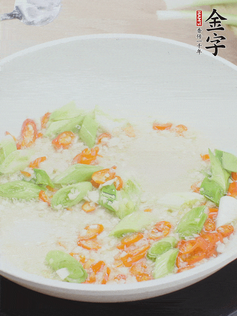 油5成熱時，下蒜末、辣椒、蒜白煸炒。