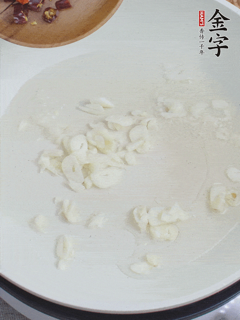 藕去皮，切成1cm見方的丁，放入清水浸泡。美人椒切圈。蒜切成末。