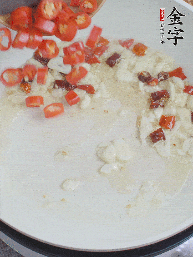 油6成熱，下蒜末、干紅辣椒煸炒，出香味后再放美人椒、香腸。