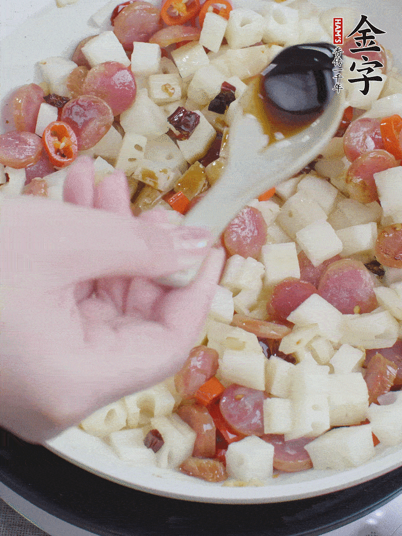 下藕丁，加生抽、香醋、白糖、鹽翻炒均勻。