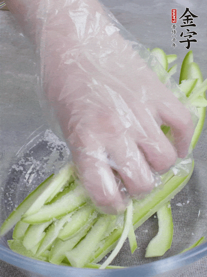 加鹽腌制15分鐘，清洗后擠干水份。