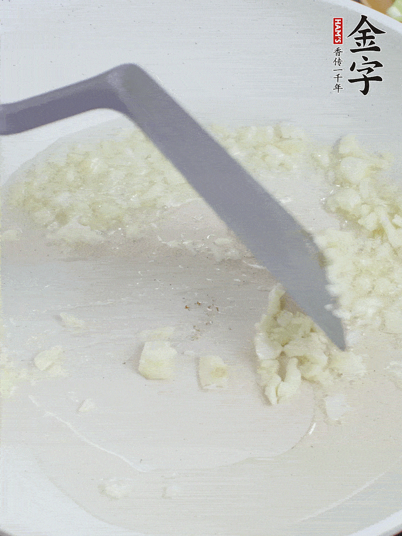 冷鍋熱油，下大蒜煎至兩面微黃。