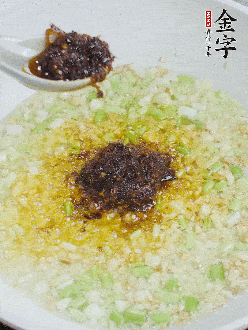 下蔥姜、1大勺金字火腿大師醬爆香。