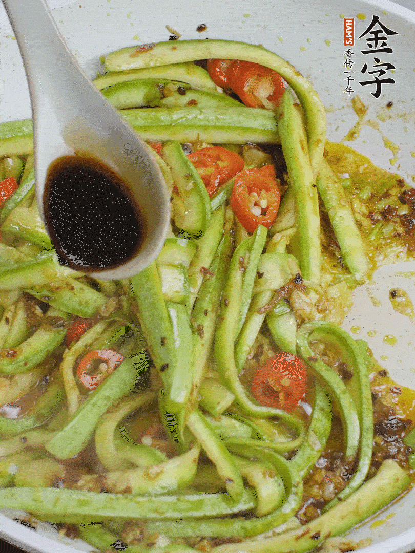 下西葫蘆，加1勺生抽、半勺蠔油、辣椒圈翻炒至斷生。