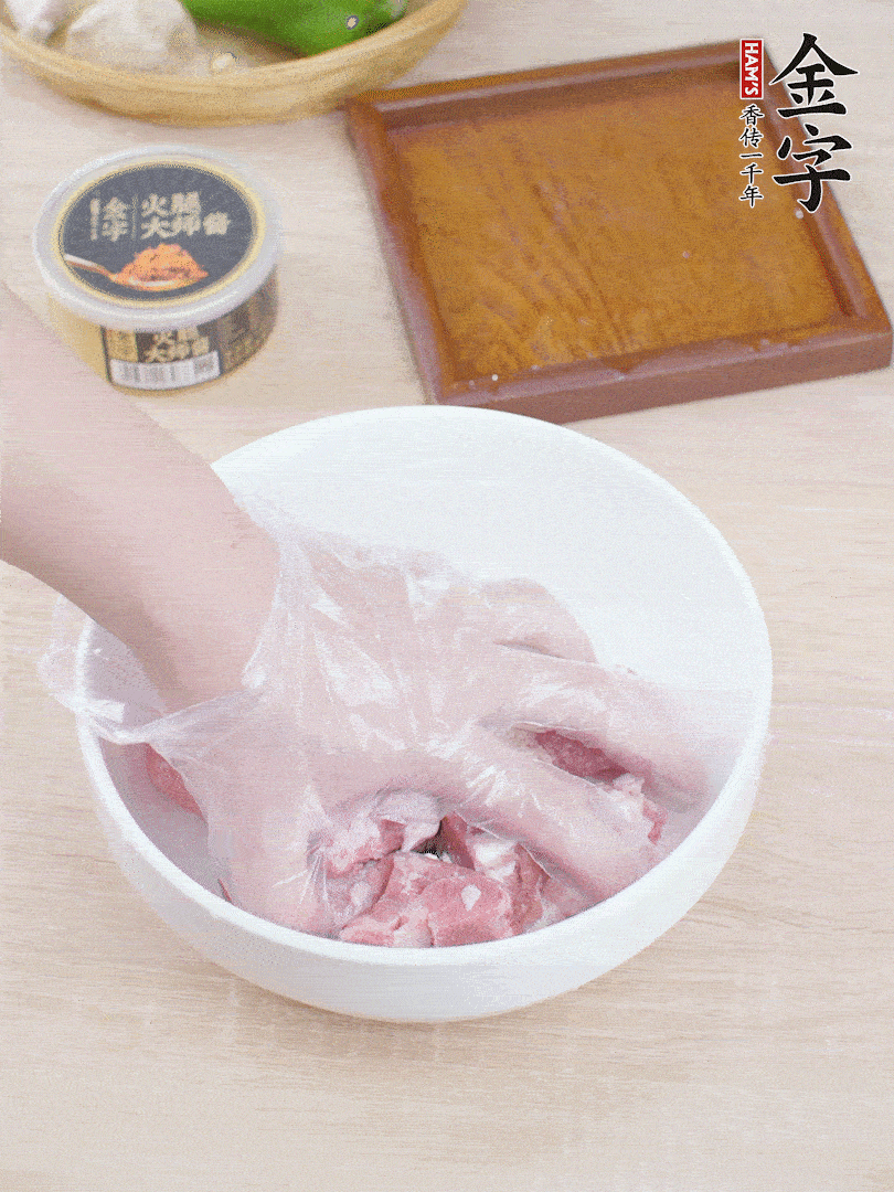 豬小排，加1勺料酒、1勺蠔油、1/3勺白胡椒粉、淀粉，抓拌均勻腌漬30分鐘。青椒去蒂去籽切塊。洋蔥去皮切塊。