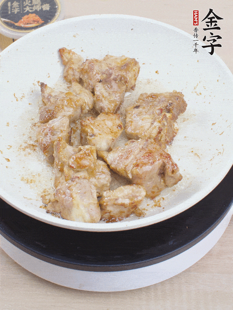 油4成熱，下小排煎炒至邊緣微微發(fā)焦。