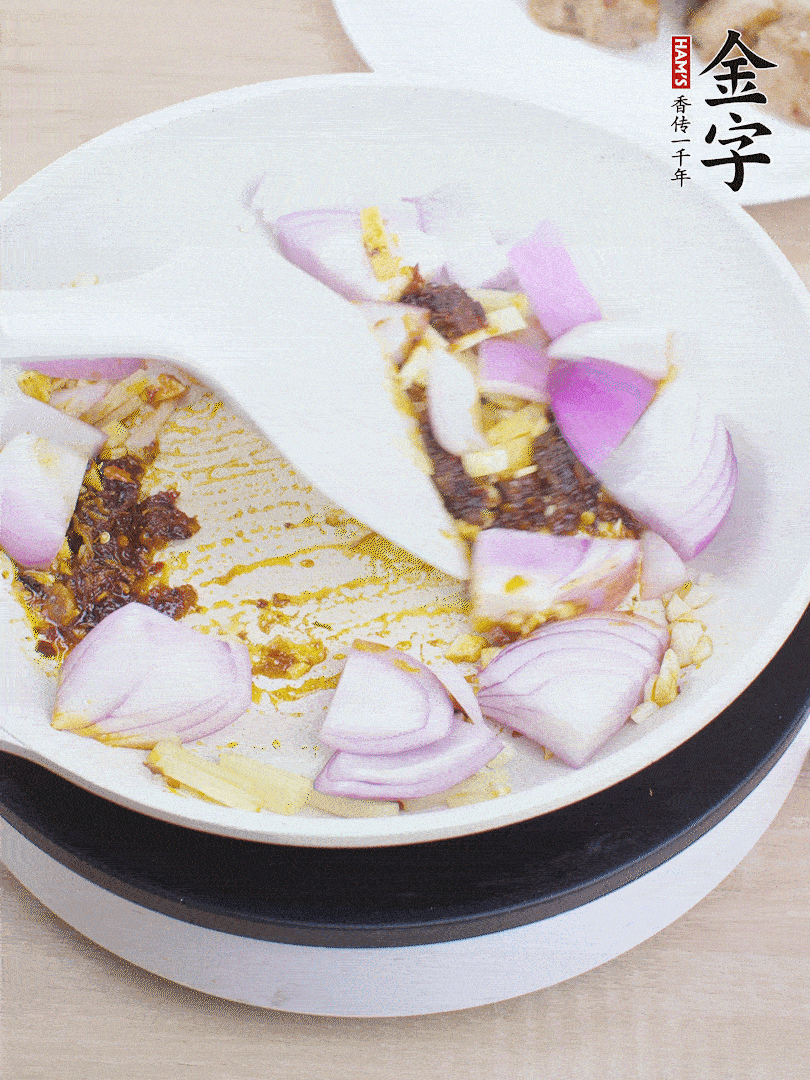 另起一鍋，姜、蒜末、1勺金字火腿大師醬、洋蔥塊炒香。