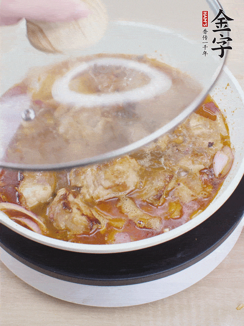 下小排翻炒，加1勺生抽、1點(diǎn)白砂糖和少許水燜2分鐘。