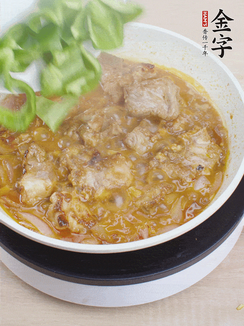 下青椒，翻炒炒至湯汁收干。