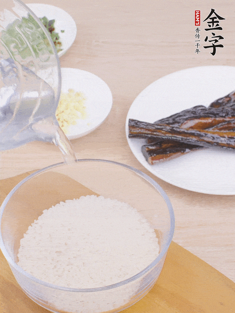 大米提前用清水浸泡1小時(shí)。