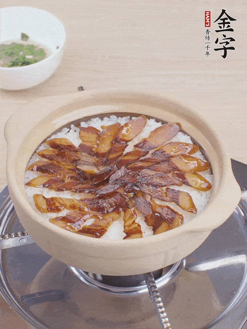 快收水時(shí)，鋪醬油肉，鍋邊淋點(diǎn)油，轉(zhuǎn)動(dòng)砂鍋，燜煮2分鐘。