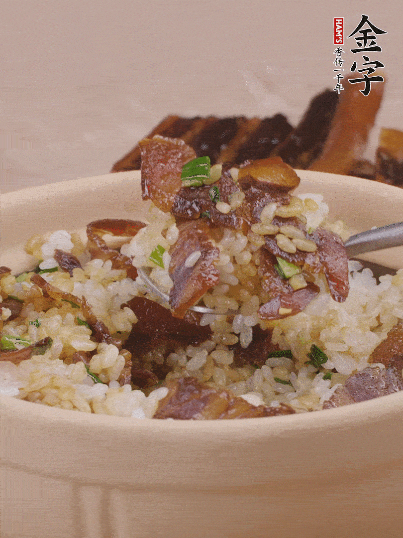 揭蓋后撒點(diǎn)蔥花裝飾，趁熱拌勻。