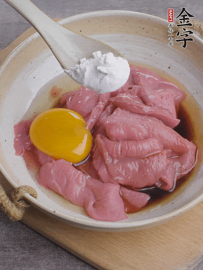 牛肉切片，雞蛋1個、水2勺、料酒1/2勺、生抽1/2勺、生粉1勺腌15分鐘。