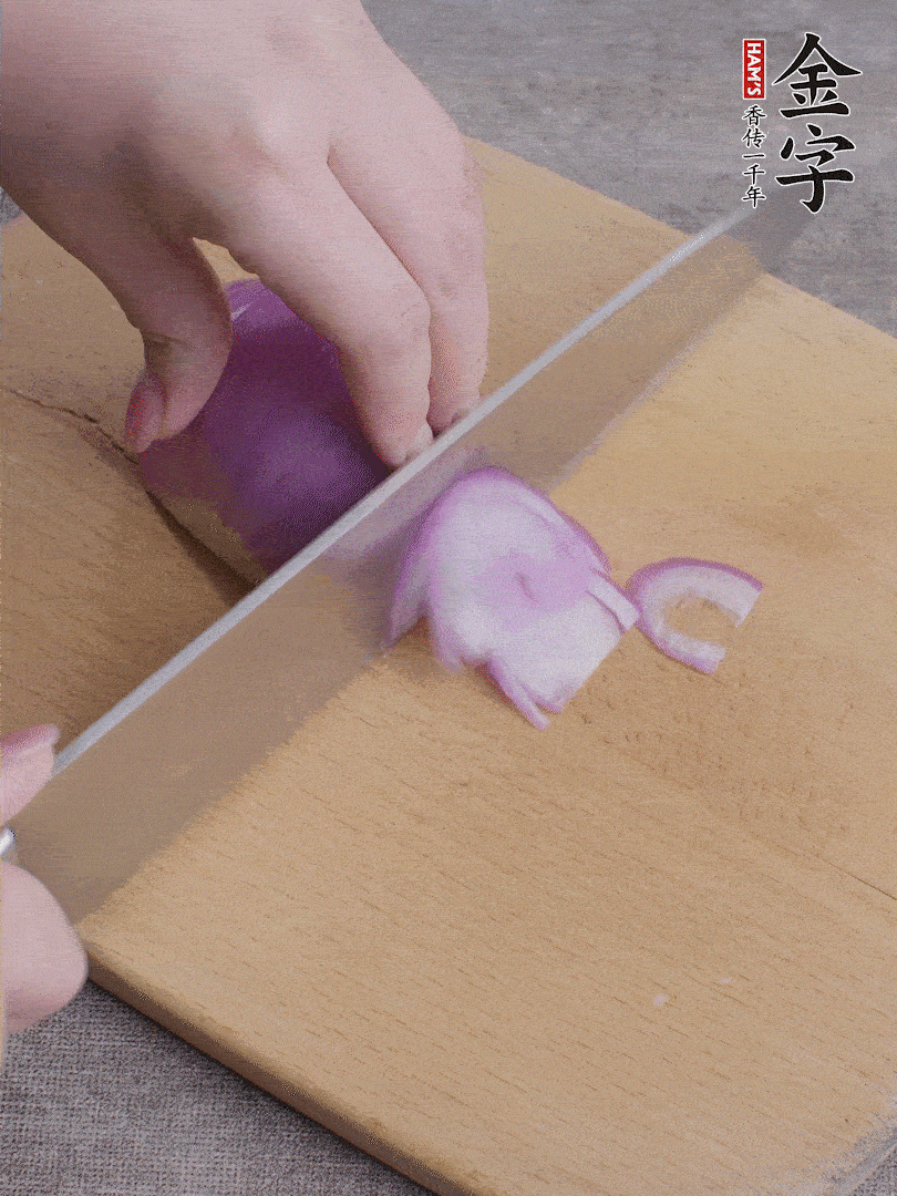 洋蔥切絲、蔥切段。