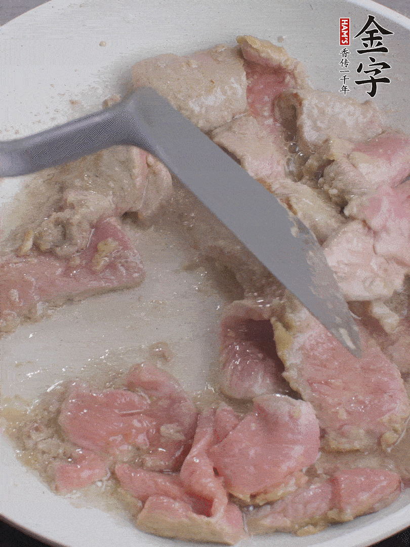 鍋中少油，下牛肉炒至變色。（盛出來）