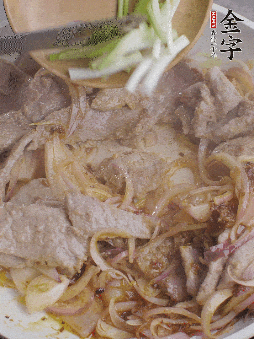 下牛肉、蔥段快炒。