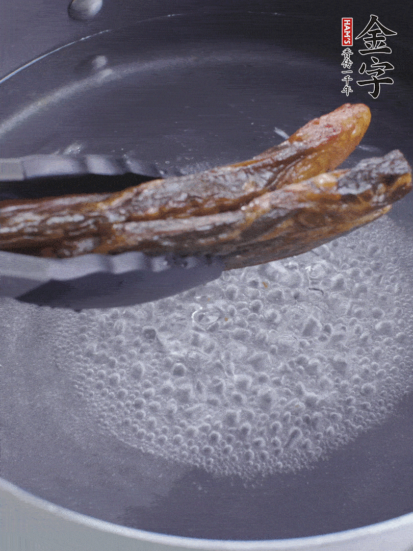 金字醬油肉水煮15分鐘，切薄片。