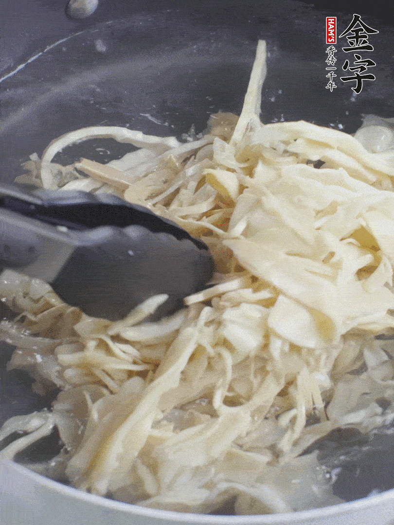 糯米筍焯水1分鐘，過涼水，擠干水份。