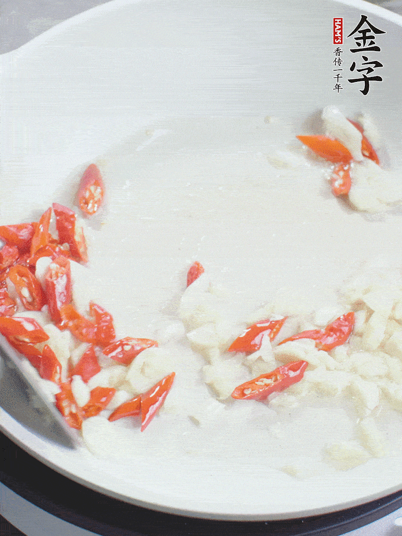 冷鍋熱油，下辣椒、大蒜煸香。